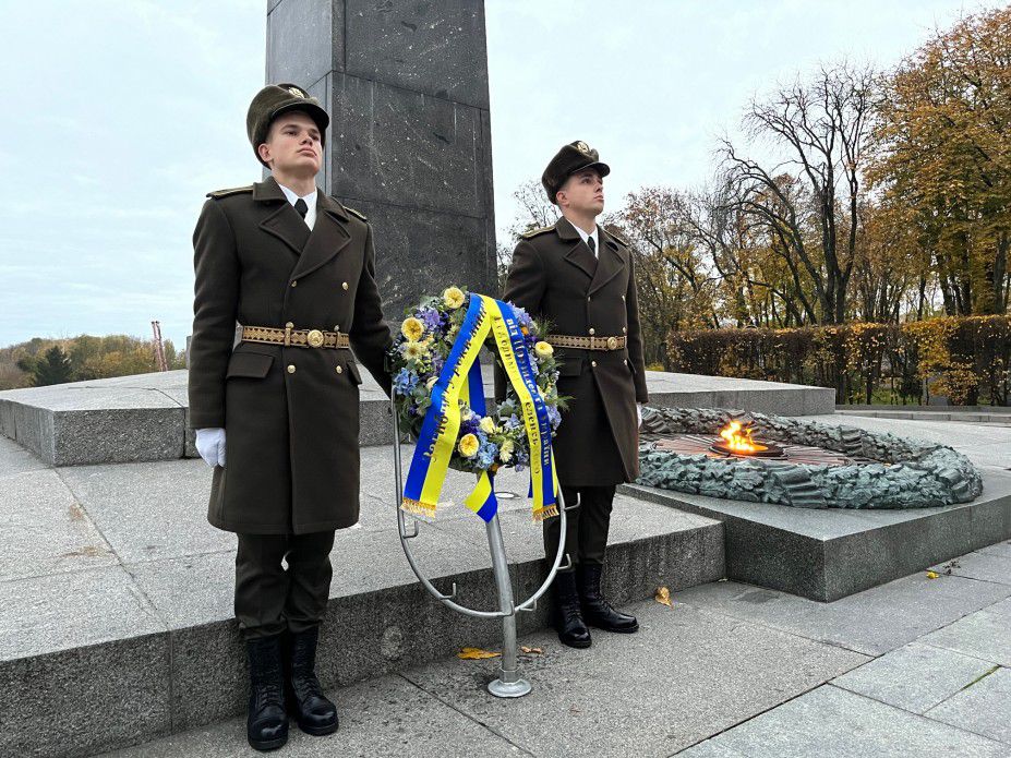 Президент України ушанував пам'ять воїнів, які віддали свої життя під час вигнання нацистів з України